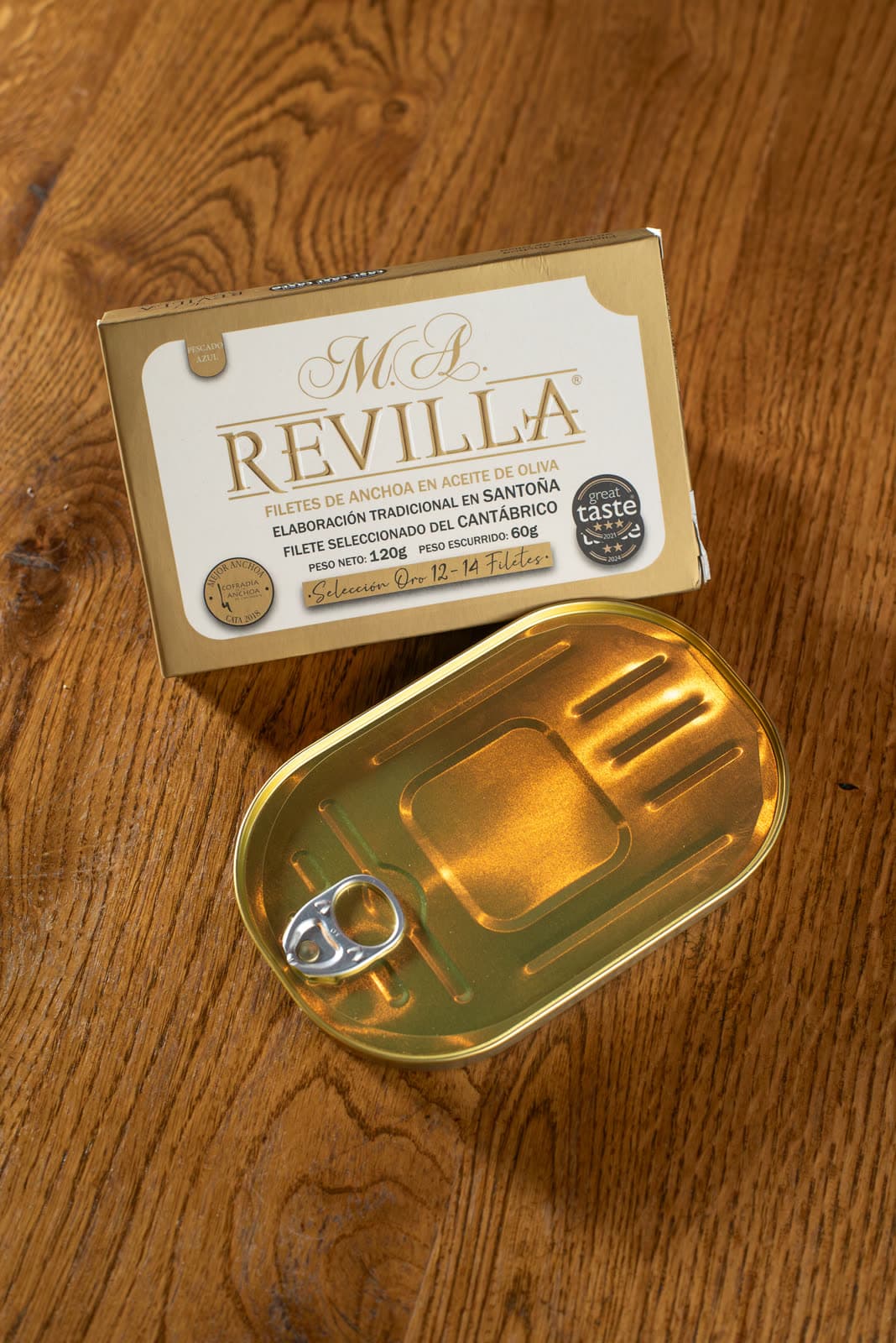 Anchoas Revilla Serie Oro — box and opened tin